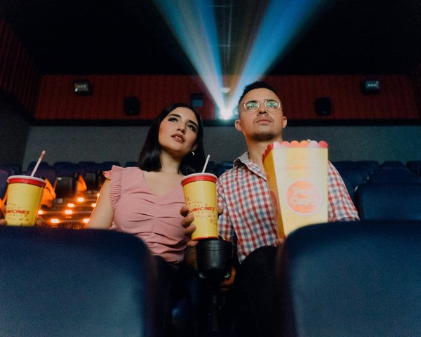 Quelles astuces pour mettre en place un ciné-club familial axé sur les films d'aventure classiques ?
